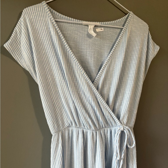 Caution to the wind, size xs, light weight, high-low, white and blue pin stripe - Picture 5 of 6